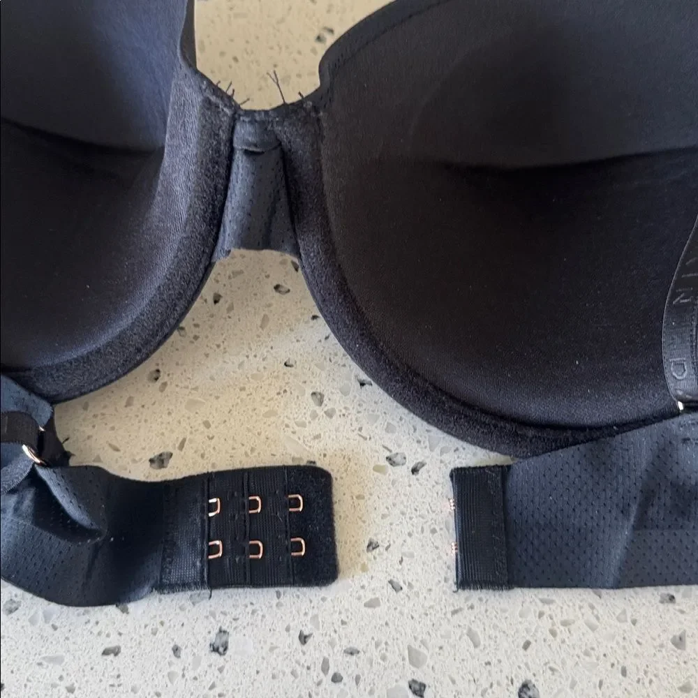 Danskin Black Molded Underwire T-Shirt Padded Sleek and Smooth Bra Size 38C NWT